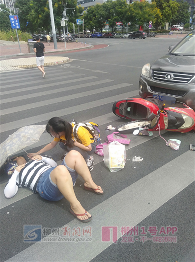 女骑手车祸受伤无法起身,市民上演撑伞遮阳接力!