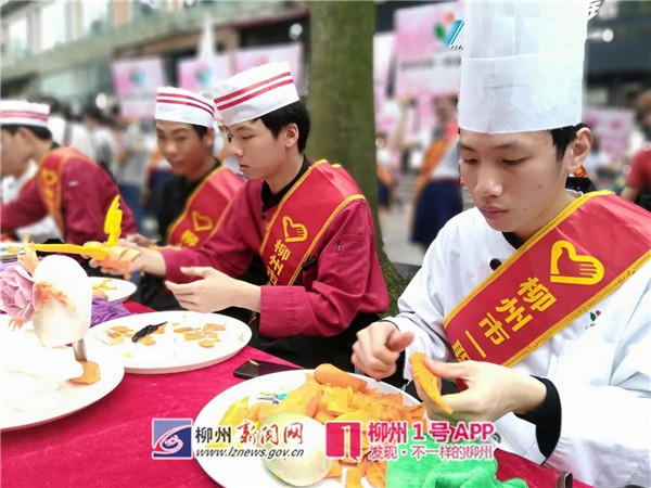 1557547394592998.jpg 市一职校烹饪专业学生现场展示手艺.jpg