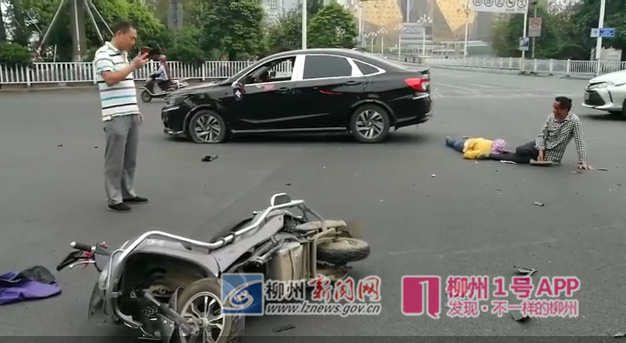 1号爆料|河南桥头一辆电动车与汽车相撞，电动车上两人受伤